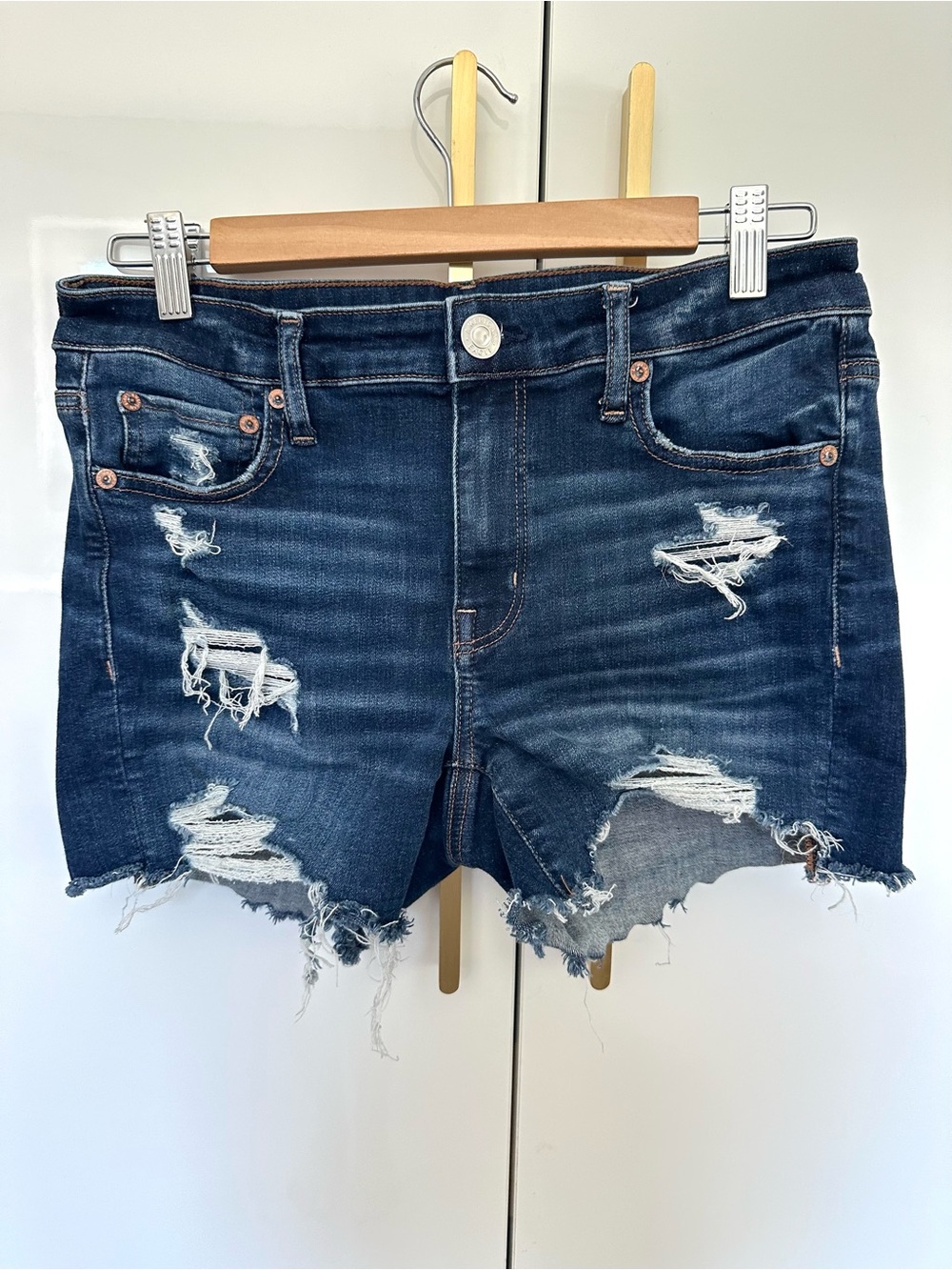 American Eagle Distressed jean Shorts midi size 6